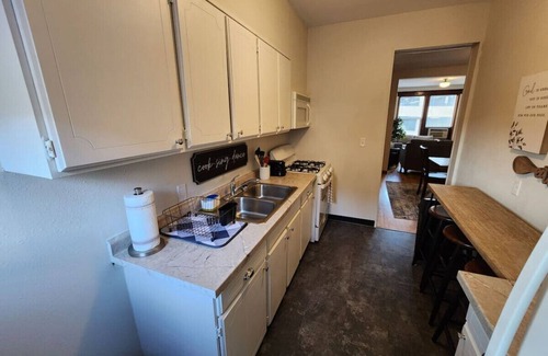 Fargo Apartamento | Stylish-Centrally Located-Home Away From Home