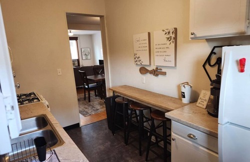 Fargo Apartamento | Stylish-Centrally Located-Home Away From Home