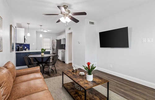 Carter Riverside Casa | Stylish & Charming! 5 Min. to Downtown!