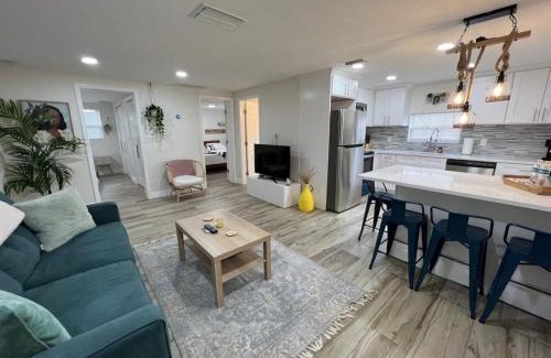 East Tampa Casa | Stylish Chic King Bed Ybor Dt
