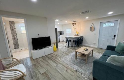 East Tampa Casa | Stylish Chic King Bed Ybor Dt