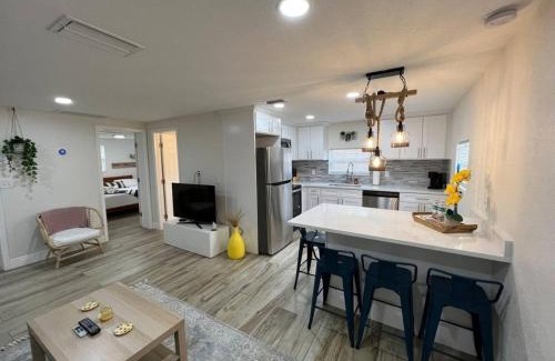 East Tampa Casa | Stylish Chic King Bed Ybor Dt