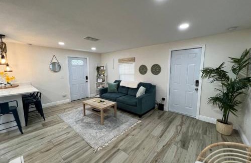East Tampa Casa | Stylish Chic King Bed Ybor Dt