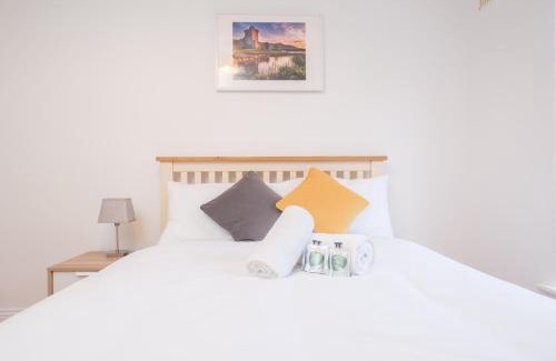 Galway City Centre Apartamento | Stylish CITY Centre Townhouse, Sleeps 12 with Parking