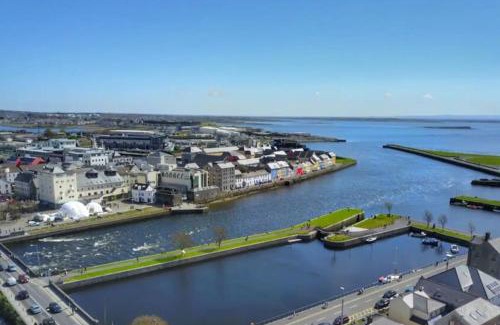 Galway City Centre Apartamento | Stylish CITY Centre Townhouse, Sleeps 12 with Parking