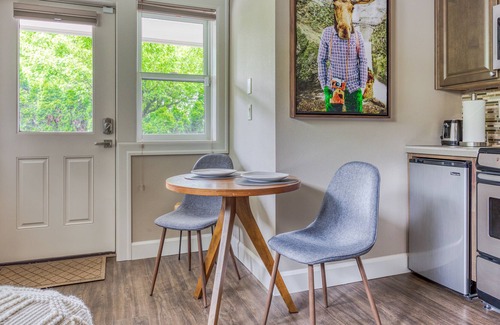 Goose Hollow Apartamento | Stylish city gem near stadium with high-speed WiFi, kitchenette and private W/D