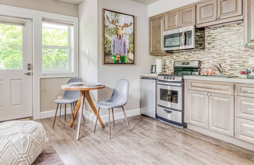 Goose Hollow Apartamento | Stylish city gem near stadium with high-speed WiFi, kitchenette and private W/D