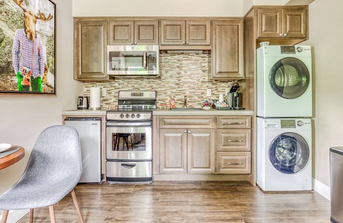 Goose Hollow Apartamento | Stylish city gem near stadium with high-speed WiFi, kitchenette and private W/D