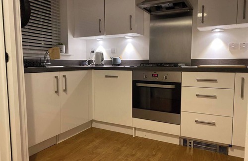 Giltbrook Casa | Stylish, clean, close to M1, office space, city centre 15 minutes drive.