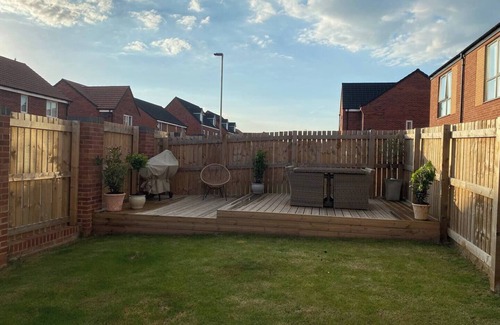 Giltbrook Casa | Stylish, clean, close to M1, office space, city centre 15 minutes drive.