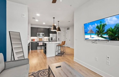 North Hyde Park Apartamento | Stylish & Clean Oasis | City Center | Pool & Gym
