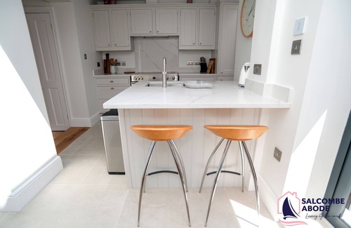 Salcombe Casa | Stylish Coastal 3 Bed Haven | Close to town on Coronation Road