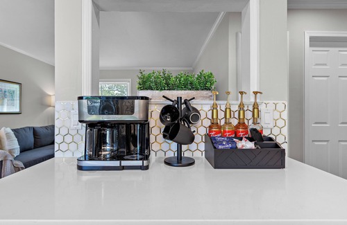 Fox Hill - Grandview Casa | Stylish, Coffee Bar, Sleeps 6 + Yard only 15 mins to Adventure
