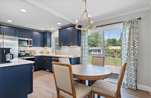 Fox Hill - Grandview Casa | Stylish, Coffee Bar, Sleeps 6 + Yard only 15 mins to Adventure