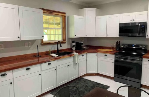 Eastman Otro | Stylish, comfortable, and private Guest House.