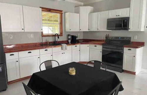 Eastman Otro | Stylish, comfortable, and private Guest House.