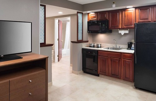 Skokie Casa | Stylish & Comfortable King Suite! Pool, Gym