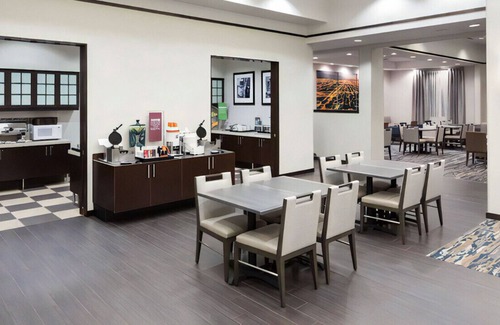 Skokie Casa | Stylish & Comfortable King Suite! Pool, Gym