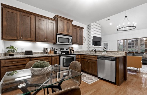 North Chattanooga Casa | Stylish & Comfy ~ 5★ Location ~ Game Room ~ Decks!