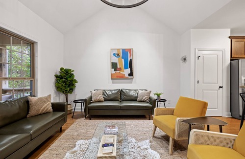 North Chattanooga Casa | Stylish & Comfy ~ 5★ Location ~ Game Room ~ Decks!