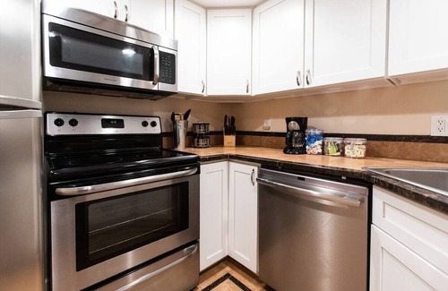 Ridgecrest Apartamento | Stylish & Comfy ~ 5★ Location, Office, ♛Queen Bed