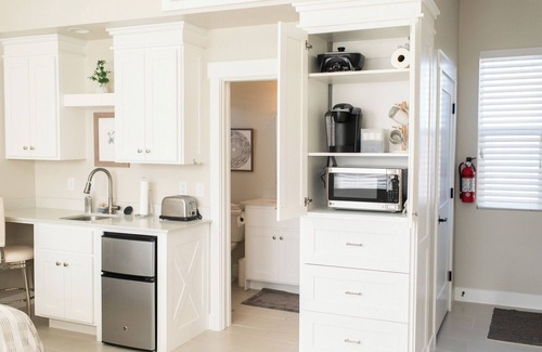 Hurricane Apartamento | Stylish & Comfy Gem: Steps to Lake ~ Deck ~ Views! Near Zion National Park