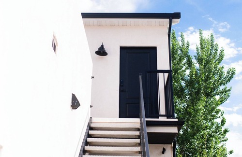 Hurricane Apartamento | Stylish & Comfy Gem: Steps to Lake ~ Deck ~ Views! Near Zion National Park