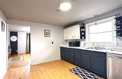 North Buffalo Apartamento | Stylish & Comfy Haven near Niagara Falls ~ UB in safe Neighborhood!