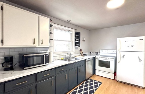 North Buffalo Apartamento | Stylish & Comfy Haven near Niagara Falls ~ UB in safe Neighborhood!