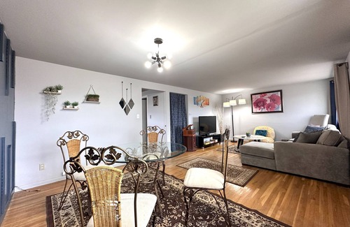 North Buffalo Apartamento | Stylish & Comfy Haven near Niagara Falls ~ UB in safe Neighborhood!