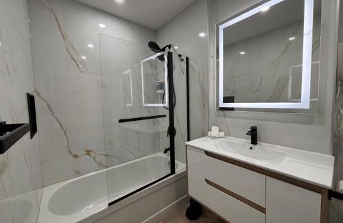 Westmount Apartamento | Stylish Condo AC Wi-Fi Westmount Smart TV
