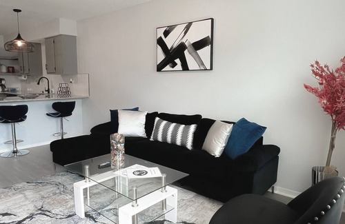 Johnson Apartamento | Stylish Condo @ Heart of NWA. Close to Mall & Lake
