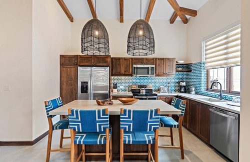 Las Catalinas Apartamento | Stylish Condo in the Heart of Las Catalinas with Vibrant Design & Exclusive Beac
