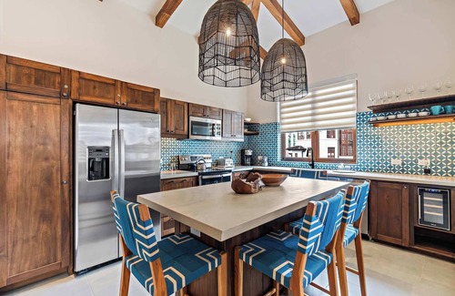 Las Catalinas Apartamento | Stylish Condo in the Heart of Las Catalinas with Vibrant Design & Exclusive Beac