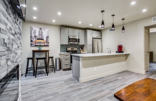 Northeast Dallas Casa | Condominio de lujo cerca de SMU, NorthPark y Greenville Ave con piscina