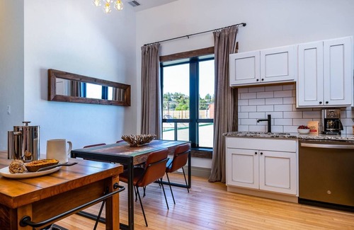 Pagosa Springs Condominio | Stylish condo, perfect for COUPLES, in the HEART of downtown PAGOSA SPRINGS.
