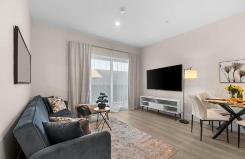 Parkside Apartamento | Stylish Condo, Walk to Dining, 5 Min to Beach