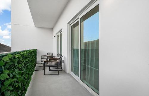 Parkside Apartamento | Stylish Condo, Walk to Dining, 5 Min to Beach