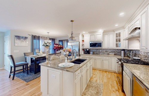Westbrook Condominio | Stylish condo with a high-end kitchen, washer/dryer, & large yard