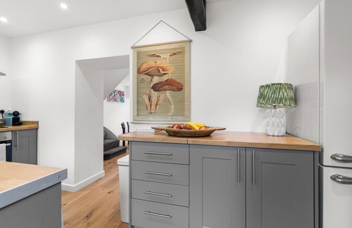 Barnsley Cabaña | Stylish, Cosy Cotswolds House & beautiful garden
