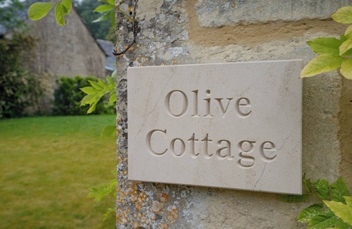 Barnsley Cabaña | Stylish, Cosy Cotswolds House & beautiful garden