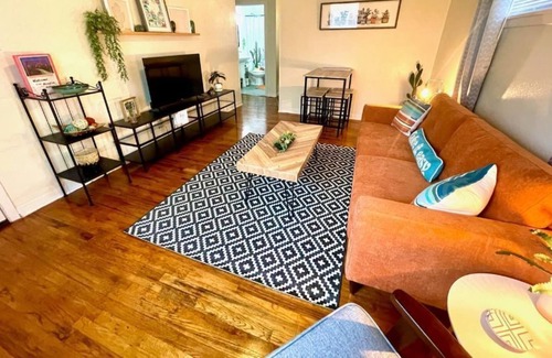 Northside Cabaña | Stylish Cottage 220 - Free Parking - Self Check-in