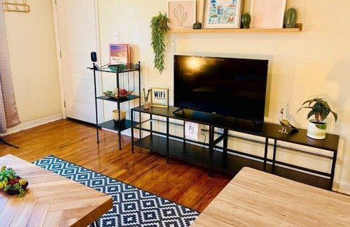 Northside Cabaña | Stylish Cottage 220 - Free Parking - Self Check-in