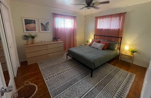 Northside Cabaña | Stylish Cottage 220 - Free Parking - Self Check-in