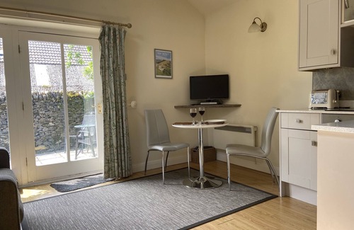 Chelmorton Casa | Elegante cabaña para 2 personas, admite mascotas, pub cerca, Chatsworth 10m.