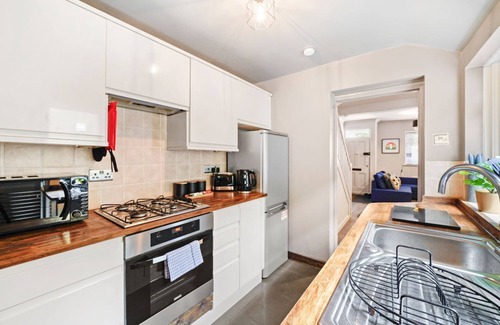 West Ealing Cabaña | Stylish Cottage in West Ealing. Business and Leisure. Close to Crossrail Station
