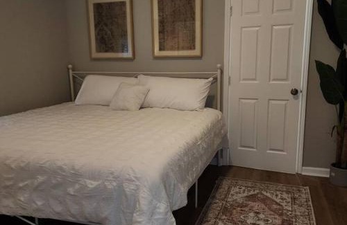 Eagan Park Apartamento | Stylish Cottage Near Airport