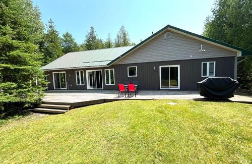 Lion's Head Casa | Stylish Cottage Near Lake Huron With Hot Tub