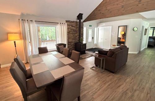 Lion's Head Casa | Stylish Cottage Near Lake Huron With Hot Tub