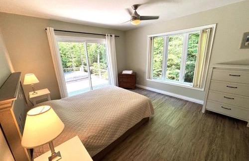 Lion's Head Casa | Stylish Cottage Near Lake Huron With Hot Tub